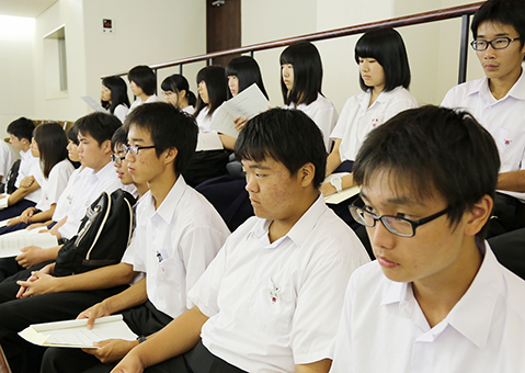 真剣なまなざしを議場に向けて傍聴した高校生たち