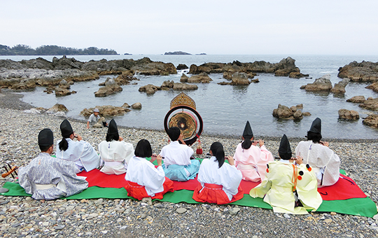 慰霊と鎮魂の気持ちを込めて演奏する雅楽部員たち=赤穂高校提供