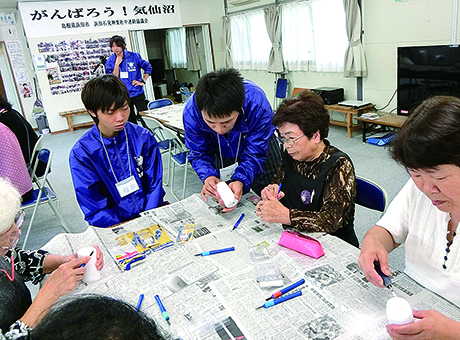 ミニ地蔵作りを通して交流を図った塩の彫刻教室=赤穂高校提供
