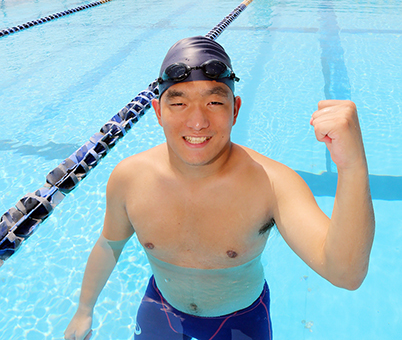 全国障害者スポーツ大会の水泳競技で健闘を誓う真殿悠生君