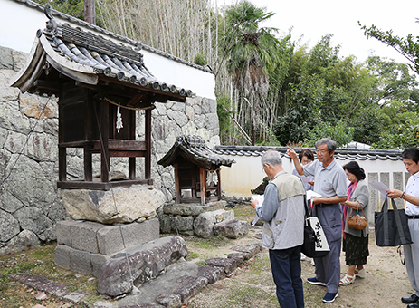 備前市香登本の大酒神社=左=を現地調査した「秦氏を学ぶ会」