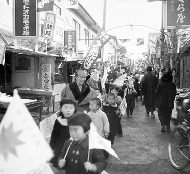 国鉄赤穂線開通の祝賀行列が歩く花岳寺通商店街=昭和26年