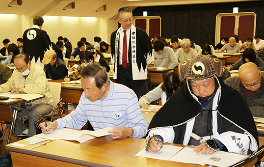合格を目指して最後のチャンスに挑んだ忠臣蔵検定。義士に扮して受検したマニアも