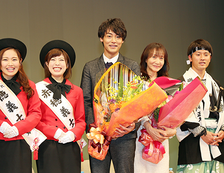 トークショー後に花束を贈られた福士誠治さん、諸田玲子さん=右から2人目