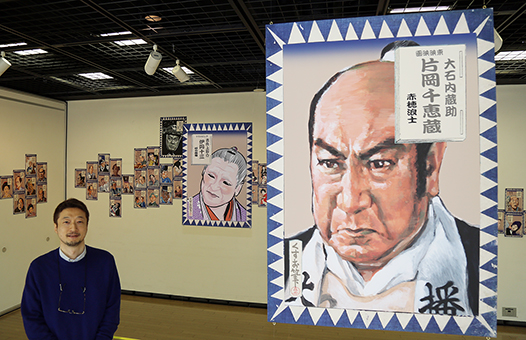 名優たちの役者絵が並ぶ「忠臣蔵イラスト展」と作者のもりいくすおさん