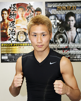 「チャンピオンで新年を迎えたい」と抱負を語る小國以載選手