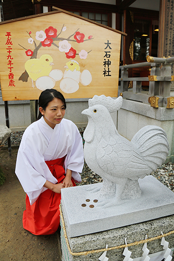 来年の干支にちなんだ石像と大絵馬