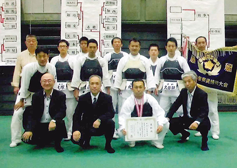 県警逮捕術大会で5年ぶり4度目の優勝を飾った赤穂署チーム