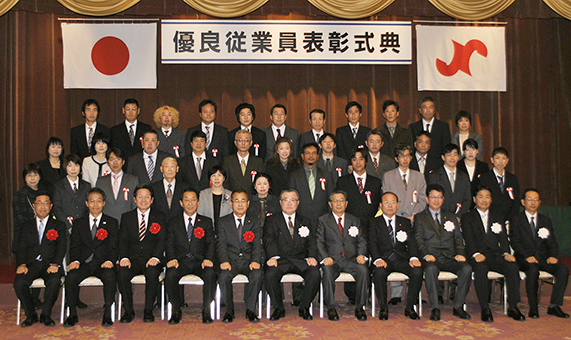 永年勤続功労を称えた優良従業員表彰式=商議所提供