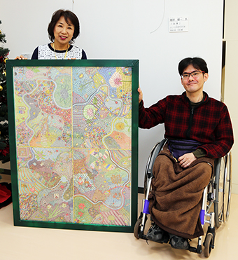 市長賞受賞作「四季」を寄贈した鷹野健一さん
