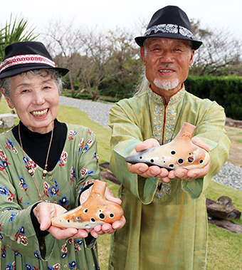 赤穂雲火焼のオカリナを考案した塚田攻一さんと由美子さん