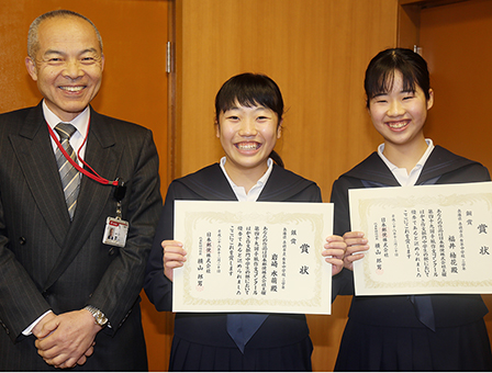 手紙作文コンクールで入賞した岩崎水萌さん、福井柚花さん(右)