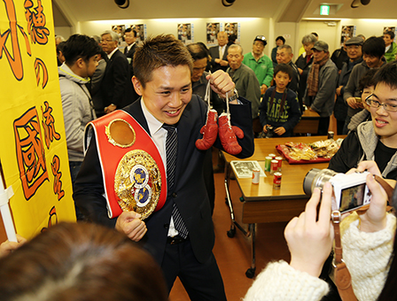 祝勝会でファンの求めにポーズを取る小國以載選手