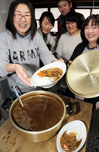 プレオープンした「あこう子ども食堂」。第1木曜はカレーライス、第3木曜は月替わり定食を提供する