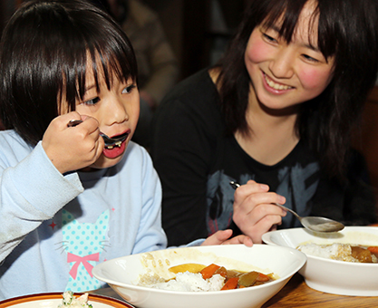 大学生ボランティアと一緒に楽しく食事も