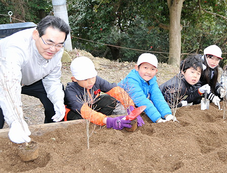 船岡園で行われた植樹活動
