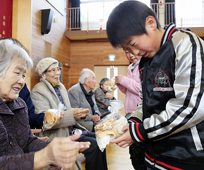 お礼のかきもちを受け取る子どもたち