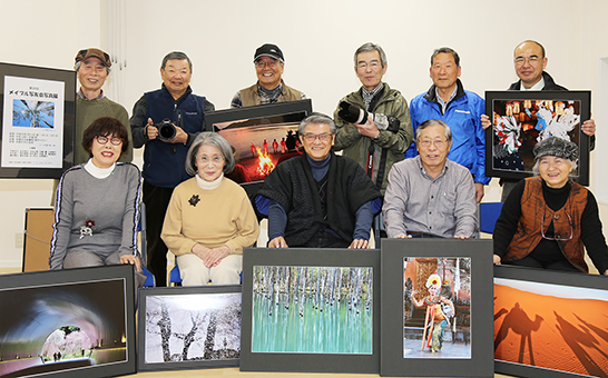 20回目のグループ展を開く「メイプル写友会」のみなさん