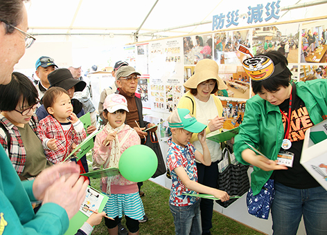 子どもたちも興味をもって来場した「赤穂防災士の会」の展示ブース=同会提供