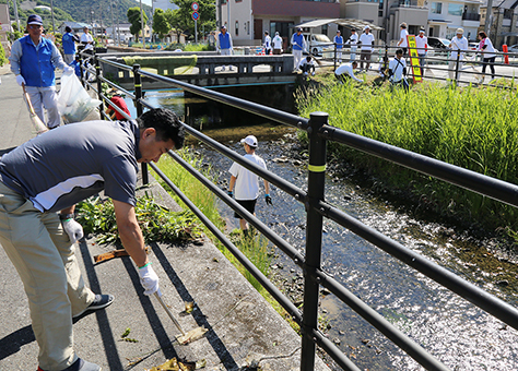 今年も大勢が参加した加里屋川清掃