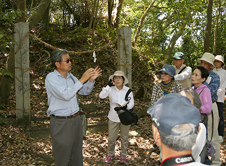 秦河勝の墳墓と伝えられる史跡を見学した探訪会