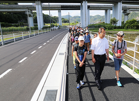 拡幅整備が完了した市道木津高雄線の開通式