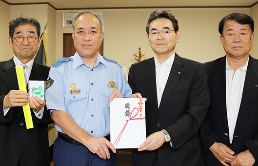 交通安全グッズを寄贈した赤穂ロータリークラブの梶原達観会長=右から2人目