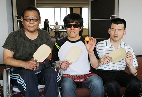 サウンドテーブルテニスの県視覚障害者大会で上位独占した=左から=葛島さん、目木さん、三谷さん)