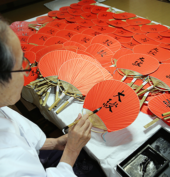 一本ずつ文字を手書きして作られる「祓うちわ」