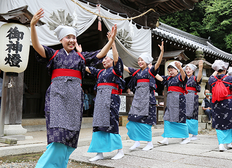 下津井の民謡と民舞のグループが出演した「北前船寄港地 坂越浦民謡祭り」
