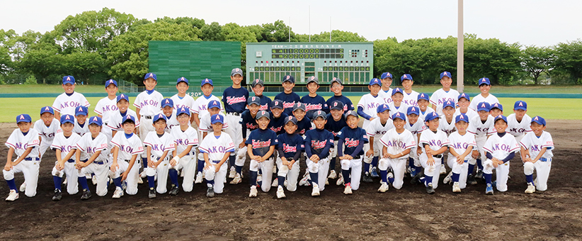 親善試合を終えて仲良く記念写真に収まる選手たち