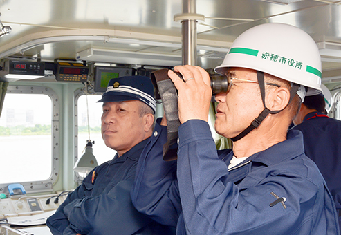 姫路海上保安部と合同の海上視察で沿岸部を巡視する明石元秀市長=市秘書広報係提供
