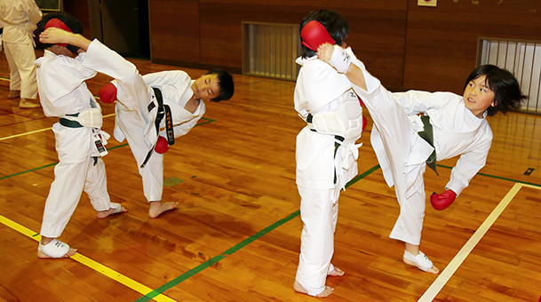 兄妹そろって初出場する全日本大会へ向けて稽古を積む三村泰生君と真央さん