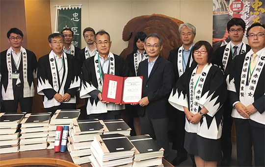 「忠臣蔵」の大河ドラマ化へ要望書を手渡す明石元秀市長