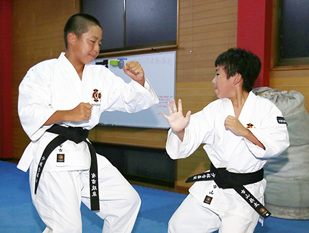 男子組演武で初出場する有吉琉泉君(左)と市山柊太君