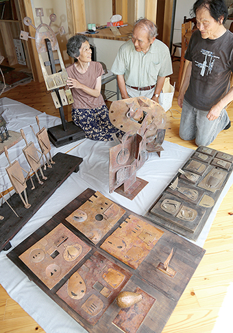 粟田哲也さん遺作展へ向けて作品を確認する実行委員会のみなさん
