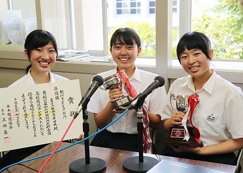 この夏の活躍が目立った龍野高校放送部の=右から=真殿倫世さん、有年梨沙子さん、松本彩さん