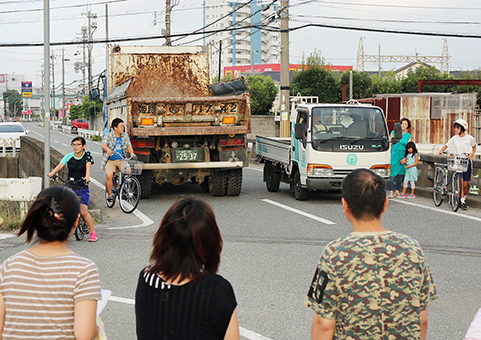 地域住民が見守る中、橋の狭さを確認した交通検証