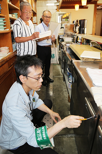 管内飲食店の衛生状況をチェックした巡回指導