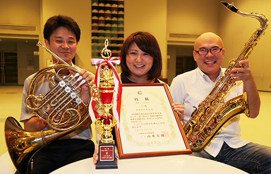 初の金賞を喜ぶ赤穂市吹奏楽団のみなさん