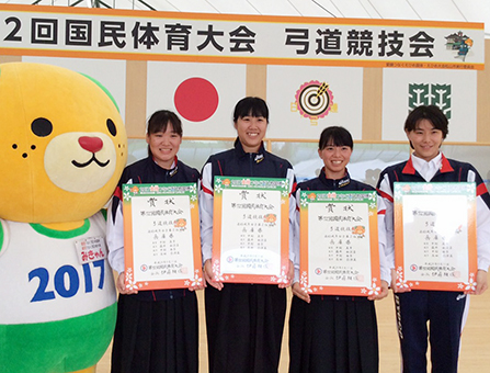国体弓道成年女子遠的競技で準優勝した兵庫県チーム=右から3人目が中村由季さん