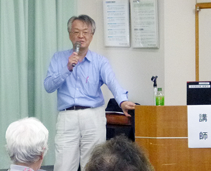 認知症セミナーで講演する深井光浩院長