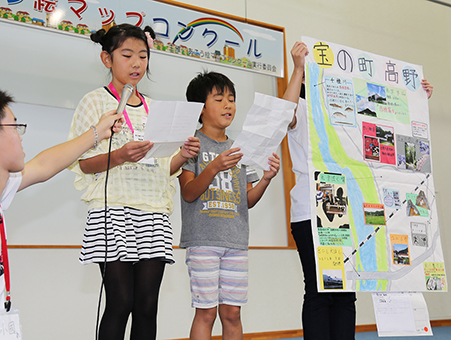 子どもたちが自分の作品を発表した絵マップコンクール