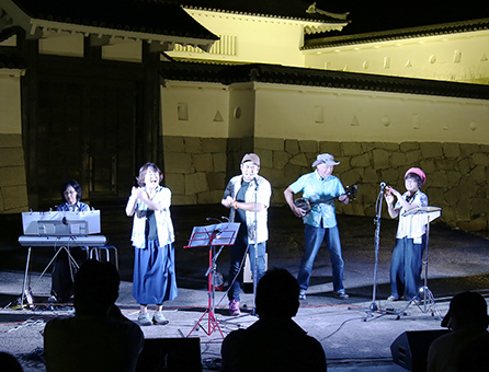 本丸門をバックに開催された野外音楽フェス