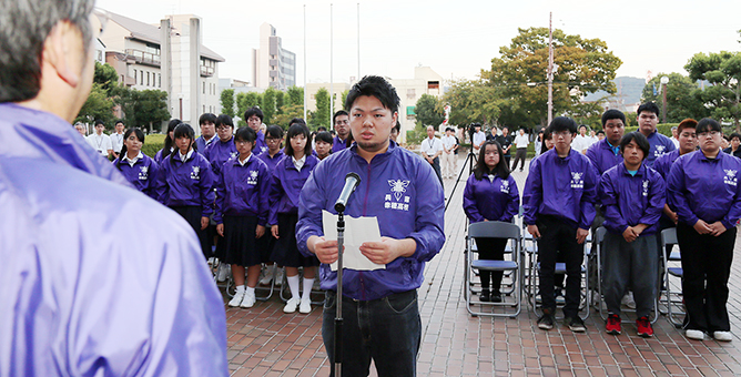 結団式で決意表明する生徒会長の機谷惟誓君