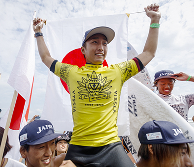 サーフィンの世界ジュニア選手権で優勝し仲間から祝福される安室丈さん=国際サーフィン連盟提供
