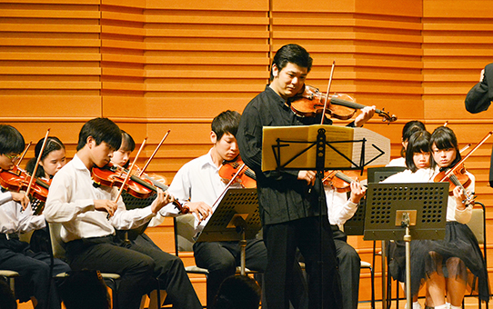 ハーモニーヴァイオリンアンサンブル教室の生徒たちと樫本大進さんが共演したプリコンサート=市企画広報課提供