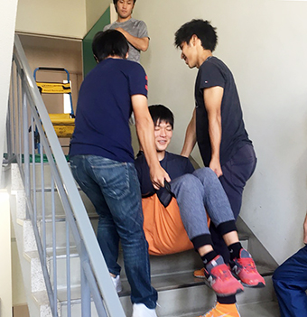 プロジェクトへ向けて階段昇降をトレーニングする学生たち=谷口泰司教授提供