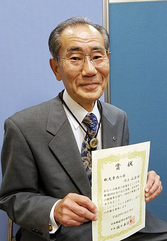ウミホタル観賞の観光案内ボランティア活動の功績で表彰された川上正澄さん=赤穂観光協会提供