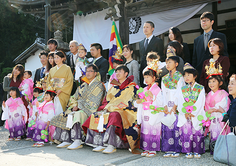 稚児行列が繰り出して祝った教専寺の継職法要